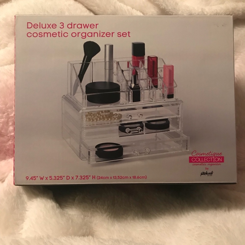 Cosmetics organizer